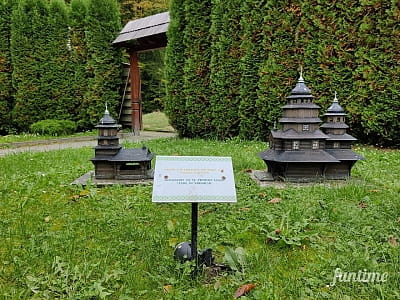 Мініатюра дерев'яного монастиря святого Ілаї в парку-музеї «Карпати в мініатюрі» в місті Яремче.