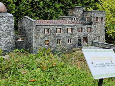 Мініатюрна обсерваторія «Білий слон» у парку-музеї «Карпати в мініатюрі» в місті Яремче.