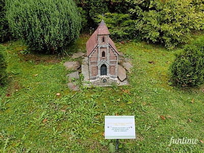 Мініатюра костелу Різдва, присвяченого Діві Марії, в парку-музеї «Карпати в мініатюрі» в місті Яремче.