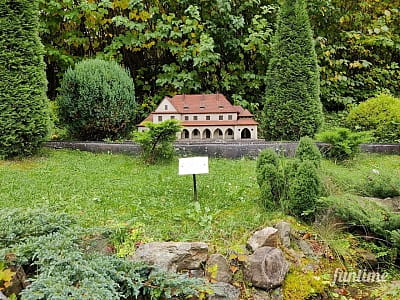 Мініатюра залізничної станції в Карпатах у парку-музеї «Карпати в мініатюрі» в місті Яремче.