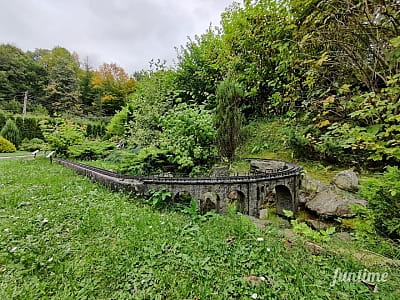 Мініатюра закарпатської залізниці в парку-музеї «Карпати в мініатюрі» в місті Яремче.