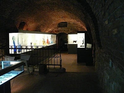 Музей скла у Львові – унікальний культурний осередок, де переплітається історія, традиції та сучасне мистецтво. 