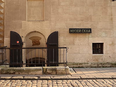 Музей скла у Львові – перший в Україні музей гутного та сучасного скла. Унікальні експонати, міжнародні симпозіуми, стародавні артефакти й сучасне мистецтво.