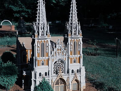 Костьол в парку-музеї «Україна в мініатюрі»