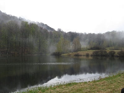 Озеро Велике Тростя в Закарпатті — льодовикова пам’ятка природи на Полонині Рівній. Туризм, риболовля, Лумшори та водоспади поруч.