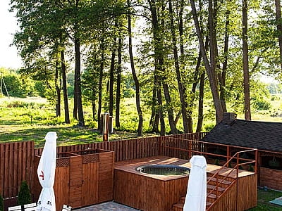 карпатський чан в заміському комплексі BARICLUB у селі Дернівка під Києвом