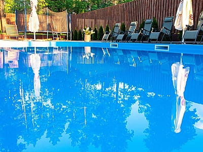 літній басейн в заміському комплексі BARICLUB у селі Дернівка під Києвом