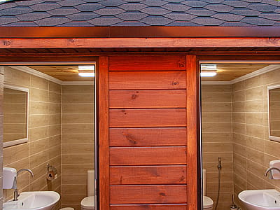 туалети біля басейну в заміському комплексі BARICLUB у селі Дернівка під Києвом