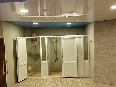 відро водоспад біля лазні в заміському комплексі BARICLUB у селі Дернівка під Києвом