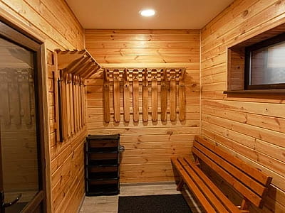 зона відпочинку біля лазні в заміському комплексі BARICLUB у селі Дернівка під Києвом