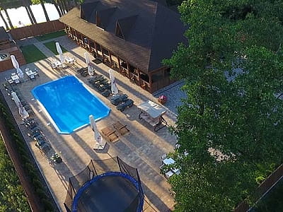 літній басейн в заміському комплексі BARICLUB у селі Дернівка під Києвом