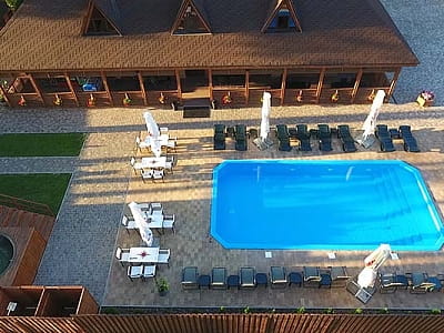 літній басейн в заміському комплексі BARICLUB у селі Дернівка під Києвом