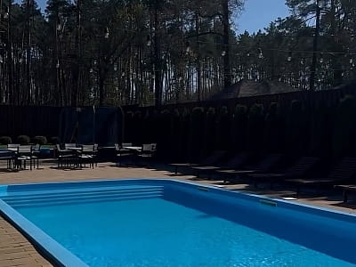 літній басейн в заміському комплексі BARICLUB у селі Дернівка під Києвом
