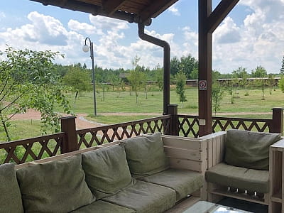 Парк-готель «Чудодієво» — відпочинок серед соснового лісу біля озера. Басейн, лазня, чан, ресторан, риболовля, апітерапія та котеджі для всієї родини.