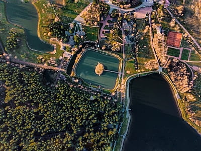 Парк-готель «Чудодієво» — відпочинок серед соснового лісу біля озера. Басейн, лазня, чан, ресторан, риболовля, апітерапія та котеджі для всієї родини.