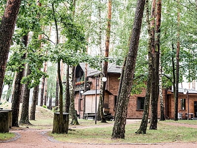 Парк-готель «Чудодієво» — відпочинок серед соснового лісу біля озера. Басейн, лазня, чан, ресторан, риболовля, апітерапія та котеджі для всієї родини.