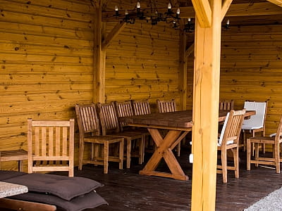 Парк-готель «Чудодієво» — відпочинок серед соснового лісу біля озера. Басейн, лазня, чан, ресторан, риболовля, апітерапія та котеджі для всієї родини.