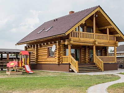 Парк-готель «Чудодієво» — відпочинок серед соснового лісу біля озера. Басейн, лазня, чан, ресторан, риболовля, апітерапія та котеджі для всієї родини.