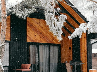 Парк-готель «Чудодієво» — відпочинок серед соснового лісу біля озера. Басейн, лазня, чан, ресторан, риболовля, апітерапія та котеджі для всієї родини.