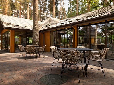 Парк-готель «Чудодієво» — відпочинок серед соснового лісу біля озера. Басейн, лазня, чан, ресторан, риболовля, апітерапія та котеджі для всієї родини.