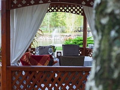 альтанка в заміському комплексі «Чудодієво» в селі Вишпіль Житомирської області