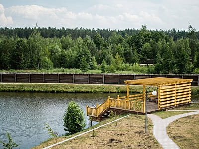 озеро з вимостками в заміському комплексі «Чудодієво» в селі Вишпіль Житомирської області