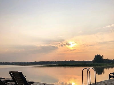 озеро з вимостками в заміському комплексі «Чудодієво» в селі Вишпіль Житомирської області