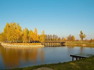озеро з вимостками в заміському комплексі «Чудодієво» в селі Вишпіль Житомирської області