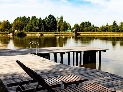 озеро з вимостками в заміському комплексі «Чудодієво» в селі Вишпіль Житомирської області