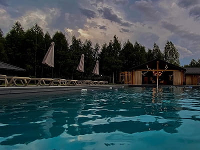 літній басейн в заміському комплексі «Чудодієво» в селі Вишпіль Житомирської області