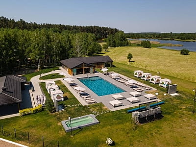 літній басейн в заміському комплексі «Чудодієво» в селі Вишпіль Житомирської області