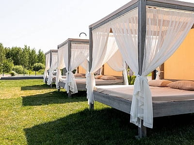 бунгало біля літнього басейну в заміському комплексі «Чудодієво» в селі Вишпіль Житомирської області