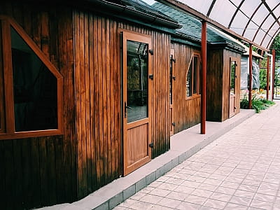 Complex VLADA Resort — це сучасний готельно-розважальний комплекс у межах міста Черкаси, який поєднує комфорт, затишок і природу.