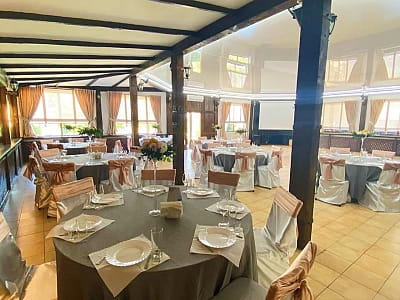 банкетна зала ресторану в заміському комплексі Complex VLADA Resort в Черкасах