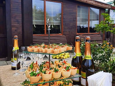 Complex VLADA Resort — це сучасний готельно-розважальний комплекс у межах міста Черкаси, який поєднує комфорт, затишок і природу.