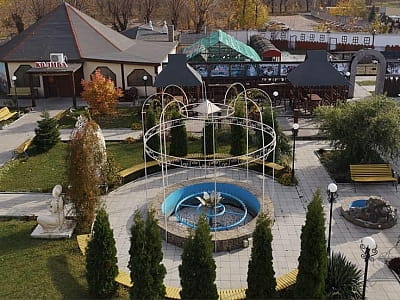 Complex VLADA Resort — це сучасний готельно-розважальний комплекс у межах міста Черкаси, який поєднує комфорт, затишок і природу.