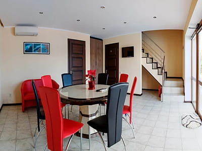 DERGACHOV – заміський кінний клуб європейського рівня з готелем, еко-рестораном, басейном, риболовлею, лазнею, тенісом і кінними прогулянками.