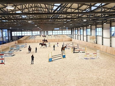 Кінно-спортивний комплекс DERGACHOV у селі Верем'я Київської області