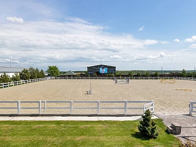 Кінно-спортивний комплекс DERGACHOV у селі Верем'я Київської області