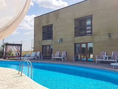 Відкритий басейн в заміському комплексі DERGACHOV в селі Верем'я Київської області