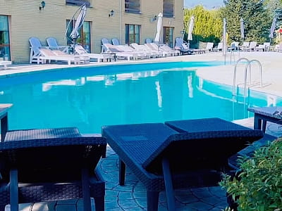 Відкритий басейн в заміському комплексі DERGACHOV в селі Верем'я Київської області