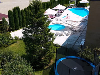 Відкритий басейн в заміському комплексі DERGACHOV в селі Верем'я Київської області