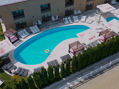 Відкритий басейн в заміському комплексі DERGACHOV в селі Верем'я Київської області