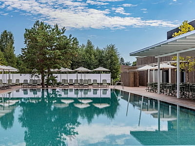 У заміському комплексі DOGODA, розташованому серед соснових і березових лісів біля села Дзвінкове, облаштований відкритий басейн із підігрівом і гідромасажною зоною. 