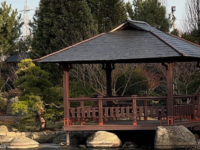 альтанка на березі озера в Eva Park у селі Віта-Поштова біля Києва