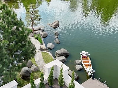 прогулянка на човні озером в Eva Park у селі Віта-Поштова біля Києва