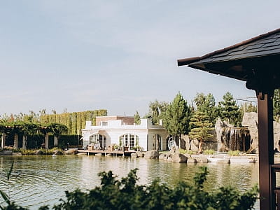 кафе над озером в Eva Park у селі Віта-Поштова біля Києва