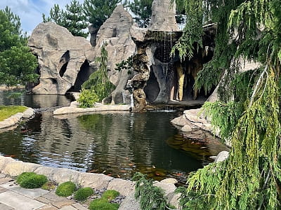 Eva Park у Віта-Поштовій – мальовничий ландшафтний парк із японським садом, водоспадами, озером і фотолокаціями. Відпочинок, фотосесії, івенти, гармонія.