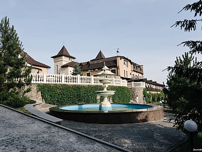 Forest Club Sherwood — готельно-ресторанний комплекс поблизу Умані з рестораном, сауною, спа, тенісом і сімейним відпочинком серед природи.