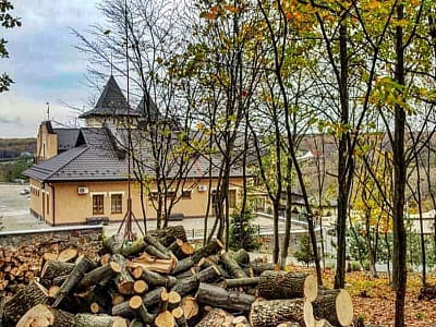 Forest Club Sherwood — готельно-ресторанний комплекс поблизу Умані з рестораном, сауною, спа, тенісом і сімейним відпочинком серед природи.